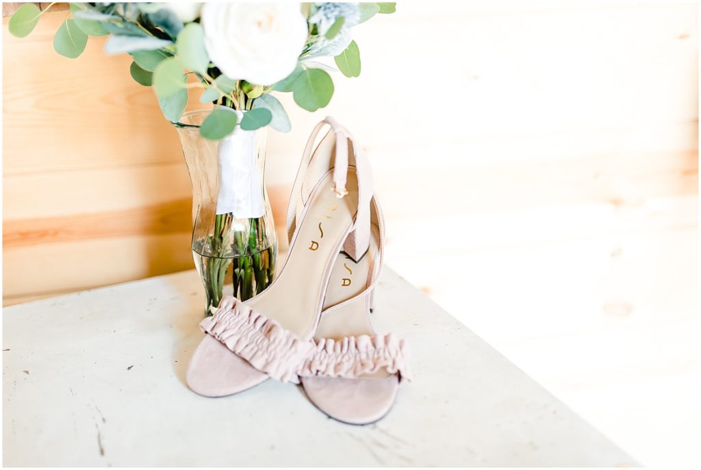 wedding shoes pink bouquet
