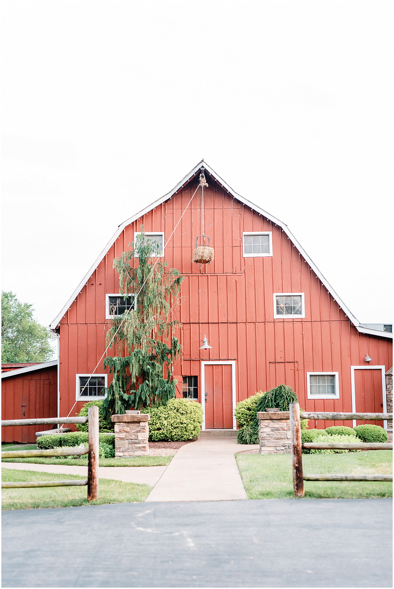 venue shot of the red barn at cedar lake cellars in wright city, mo